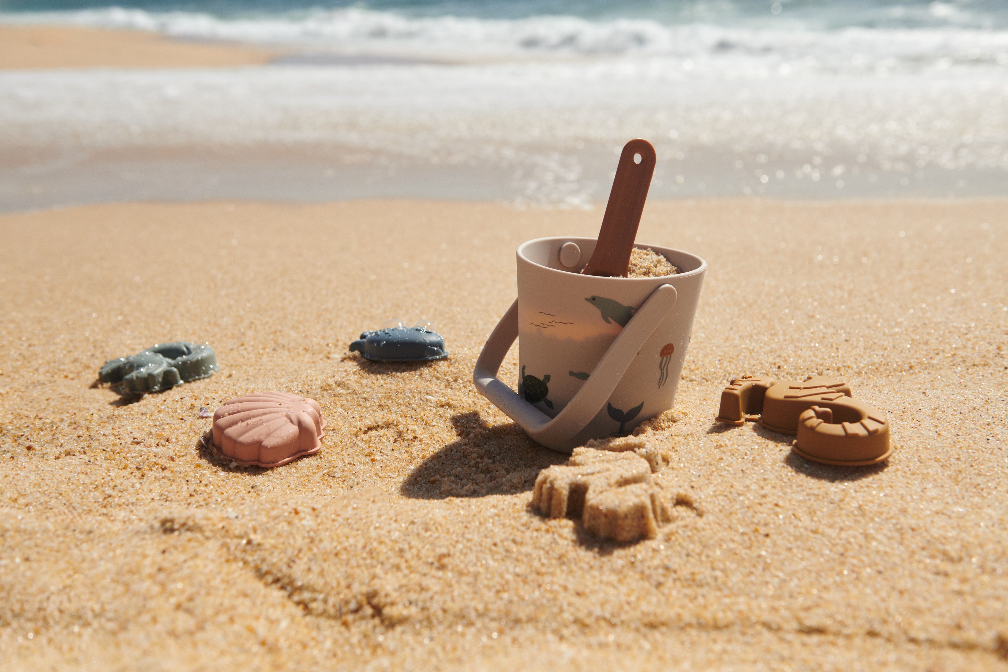 Liewood Gilma Sea Creature Beach Set – Nachhaltiges Sandspielzeug für Kinder mit Meeresmotiven, perfekt für den Strand oder den Sandkasten. Erhältlich bei Baerechind in Winterthur, Zürich, Schweiz.