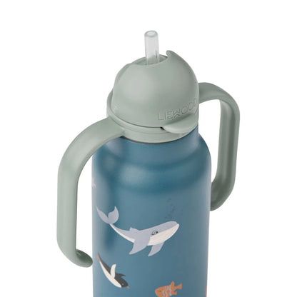 Detailansicht der Liewood Kimmie Edelstahltrinkflasche Arctic Sea mit Möwen-Design