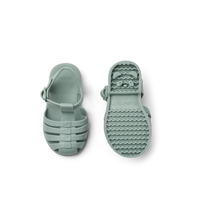 Sohlenansicht der Liewood Kinder Sandalen in grün, rutschfeste Sommerschuhe im Bärechind Winterthur Zürich Schweiz.