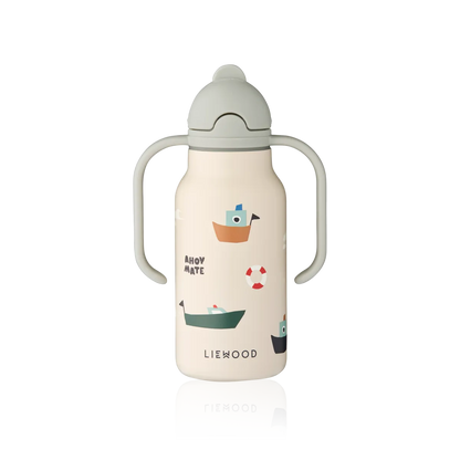 Liewood Kinder Trinkflasche aus Silikon mit Boot-Motiv und Griffen, im Bärechind Winterthur Zürich Schweiz.