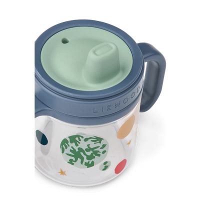 Nachhaltiger Trinklernbecher Kylo aus Tritan von Liewood, 280ml, Waltall – perfekt für Kleinkinder. Erhältlich im Bärechind, deinem Kinderladen in Winterthur, Zürich.