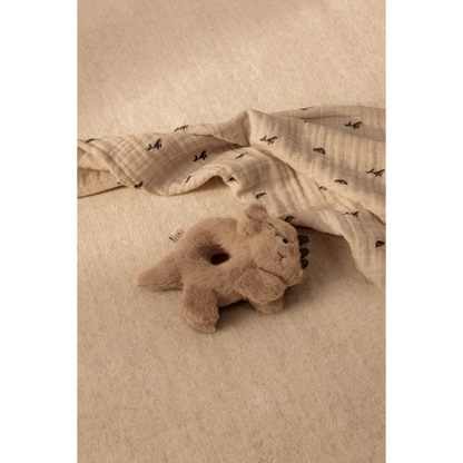 Baby liegt auf Liewood Musselin-Tuch im Mini Whale Design