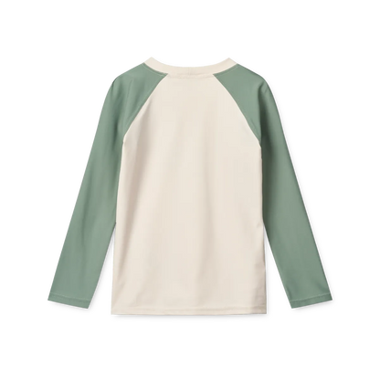 Seitenansicht des Liewood Noah Langarm-Schwimmshirts für Kinder. Atmungsaktiv, elastisch und mit UV-Schutz UPF 40+. Erhältlich in Winterthur, Zürich, Schweiz.