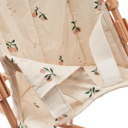Detailansicht des Stoffes mit Pfirsichmuster vom LIEWOOD Puppenwagen Elsie.
