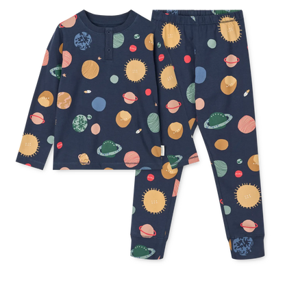 LIEWOOD Pyjama im Weltraumdesign aus Bio-Baumwolle – erhältlich bei Bärechind in Winterthur, Zürich, Schweiz.