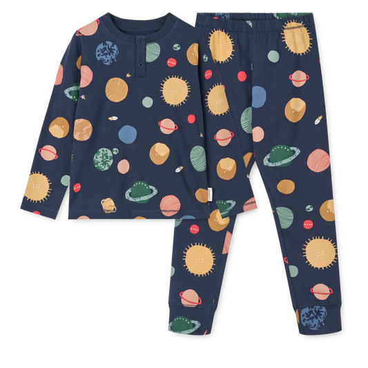 LIEWOOD Pyjama im Weltraumdesign aus Bio-Baumwolle – erhältlich bei Bärechind in Winterthur, Zürich, Schweiz.