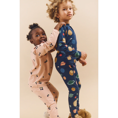 Kinder tragen den LIEWOOD Pyjama mit Weltraummotiv – erhältlich bei Bärechind in Winterthur, Zürich, Schweiz.