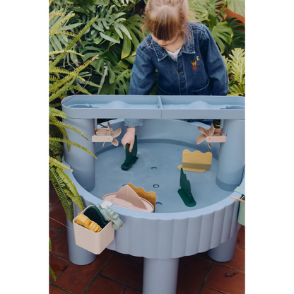 Kind spielt mit Liewood Sepp Aktivitäten Tisch für Wasser und Sand bei Bärechind Winterthur Zürich Schweiz