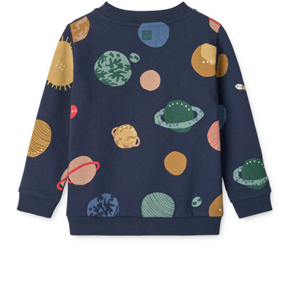 Rückseite des LIEWOOD Thora Sweatshirts mit All-Over-Universum-Print – Bio-Kinderkleidung bei Bärechind Winterthur.