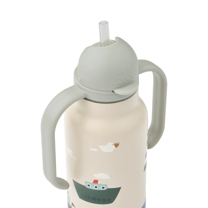 Detailansicht der Liewood Trinkflasche mit Strohhalm und Griffen für Kinder, Bärechind Winterthur Zürich Schweiz.