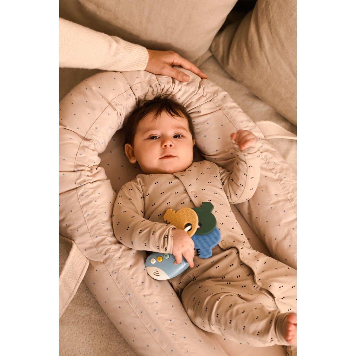Baby mit Liewood Vroom Autoschlüsseln in Beach Blue Multi Mix beim Spielen