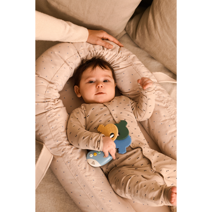 Baby mit Liewood Vroom Autoschlüsseln in Beach Blue Multi Mix beim Spielen