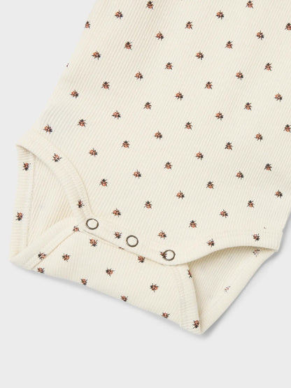 Detailansicht des Lil' Atelier Babybodys mit Marienkäfer-Print aus TENCEL™ – erhältlich bei Bärechind Winterthur.