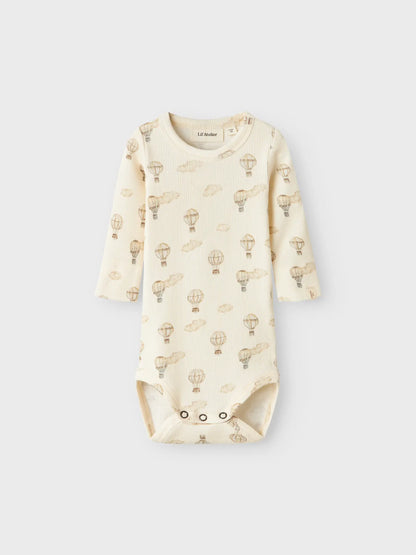 Babybody mit Heissluftballon-Print aus TENCEL™ von Lil' Atelier – erhältlich bei Bärechind Winterthur.