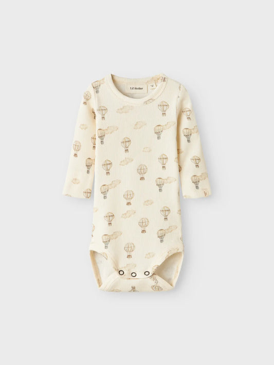 Babybody mit Heissluftballon-Print aus TENCEL™ von Lil' Atelier – erhältlich bei Bärechind Winterthur.