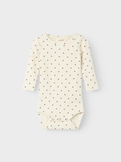 Langarm-Babybody mit Marienkäfer-Print aus TENCEL™ von Lil' Atelier – erhältlich bei Bärechind Winterthur.