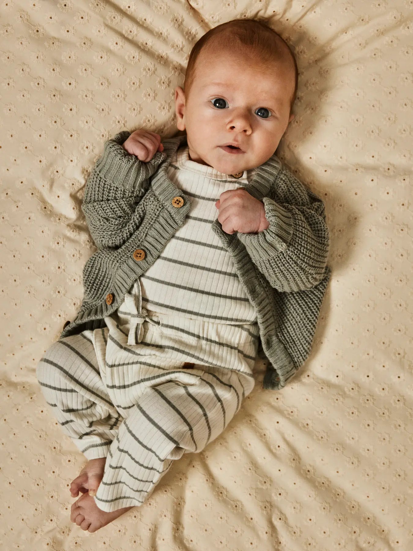 Baby trägt Lil' Atelier Body aus Bio-Baumwolle – kombiniert mit Streifenhose, erhältlich bei Bärechind Winterthur.