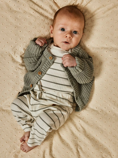 Baby trägt Lil' Atelier Body aus Bio-Baumwolle – kombiniert mit Streifenhose, erhältlich bei Bärechind Winterthur.