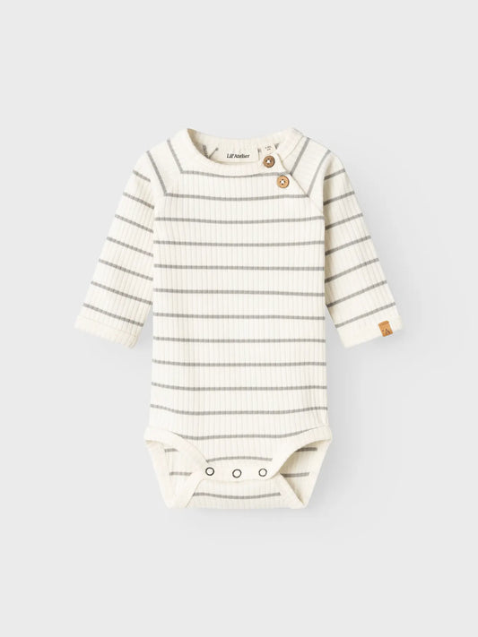 Lil' Atelier Babybody mit Streifen aus Bio-Baumwolle – langarm & bequem, erhältlich bei Bärechind Winterthur.