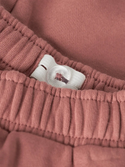 Bärechind Baby-Jogginghose von Lil'Atelier mit Rüschen an der Tasche, Detailansicht