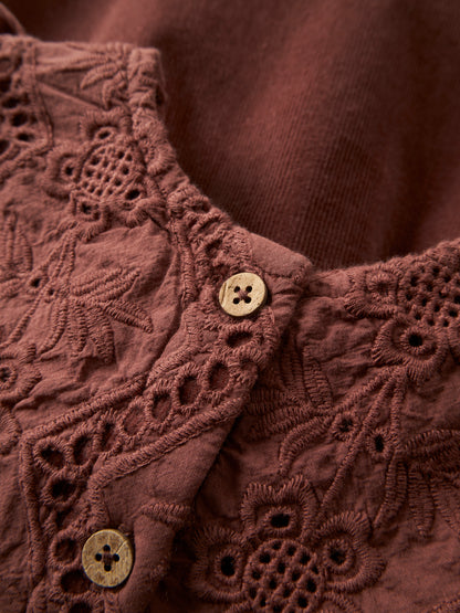 Bärechind Babykleid von Lil'Atelier mit Lochstickerei und Knopfleiste, Detailansicht