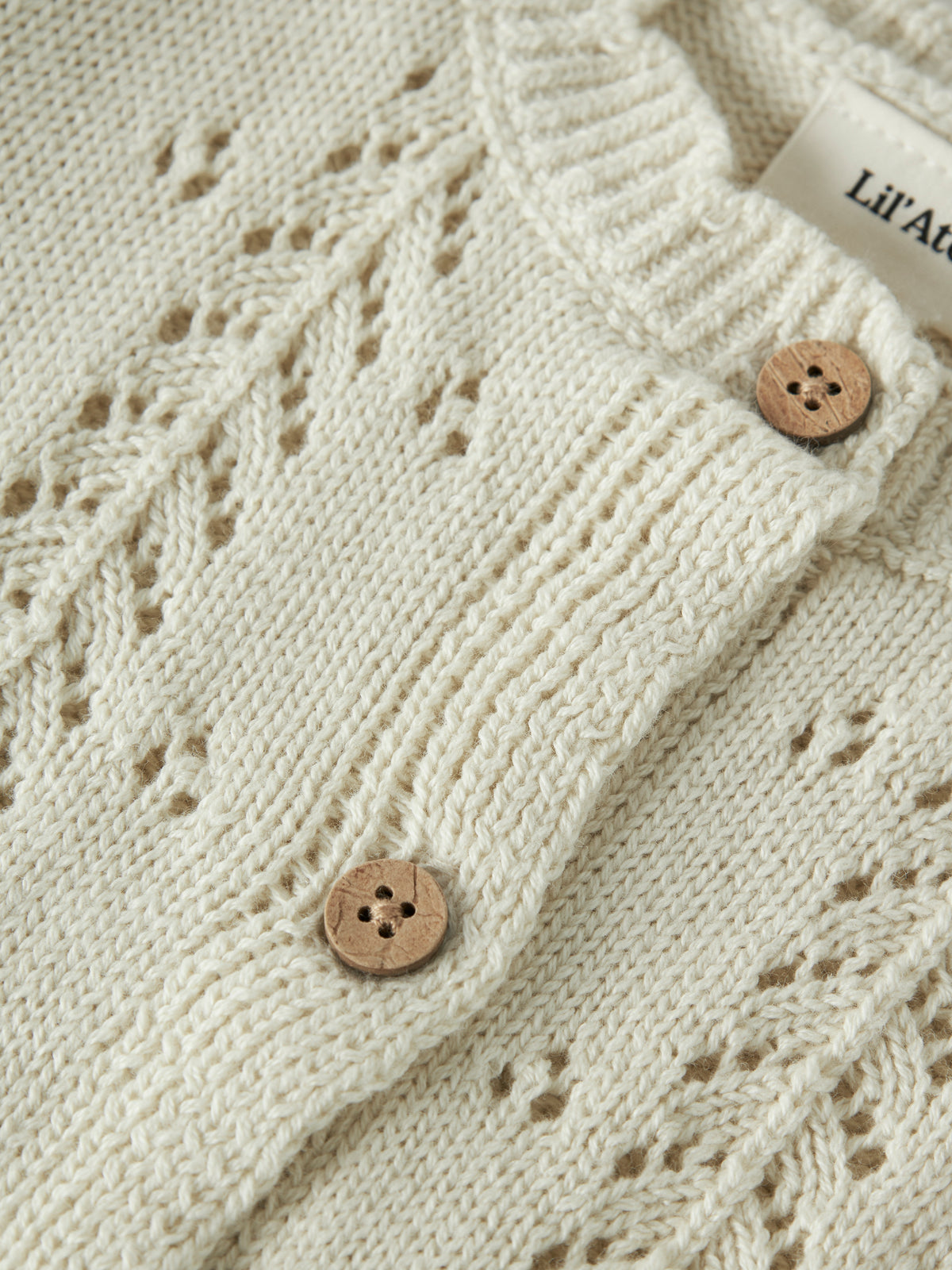 Bärechind Strickjacke von Lil'Atelier mit Knopfleiste und Lochstrickmuster, Detailansicht