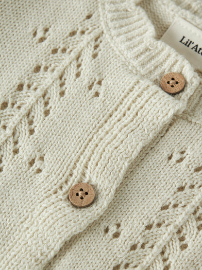 Bärechind Strickjacke von Lil'Atelier mit Knopfleiste und Lochstrickmuster, Detailansicht