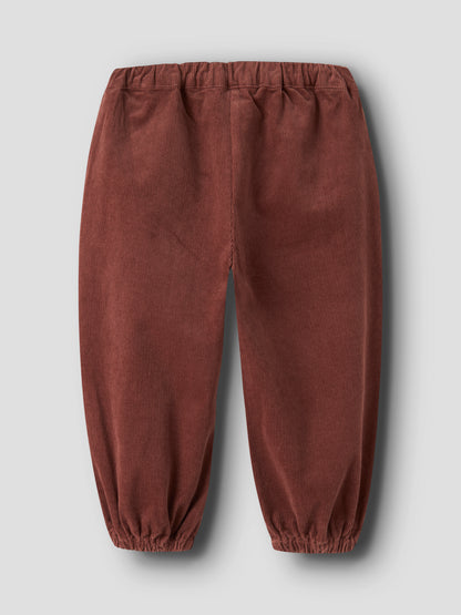 Cordhose mit verstellbarem Bund und lockerer Passform, Rückansicht in Mahogany