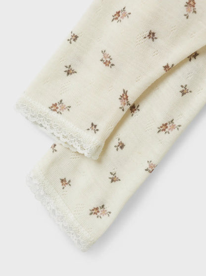 Nahaufnahme der Lil'Atelier Baby-Leggings mit feinem Blumenmuster und Spitzenrand in Winterthur.