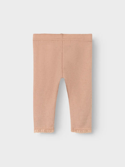 Rückansicht der beigen Merino-Leggings von Lil’Atelier mit zartem Lochmuster in Winterthur.