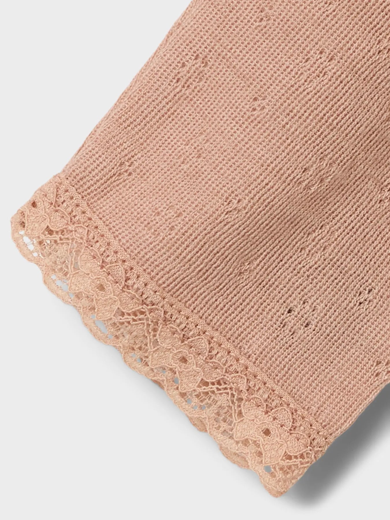 Nahaufnahme der Lil’Atelier Merino-Leggings mit zarter Spitze und Lochmuster in Winterthur.