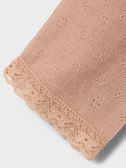 Nahaufnahme der Lil’Atelier Merino-Leggings mit zarter Spitze und Lochmuster in Winterthur.
