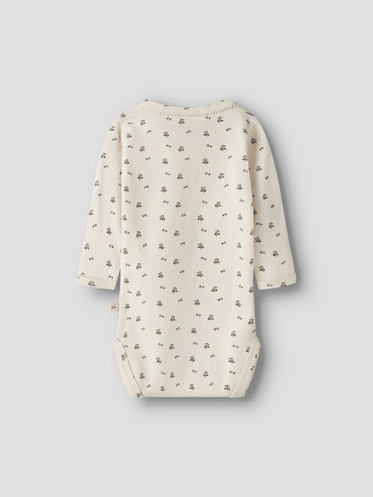 Rückansicht des Lil' Atelier Rippbodys mit dezentem Blümchenprint.