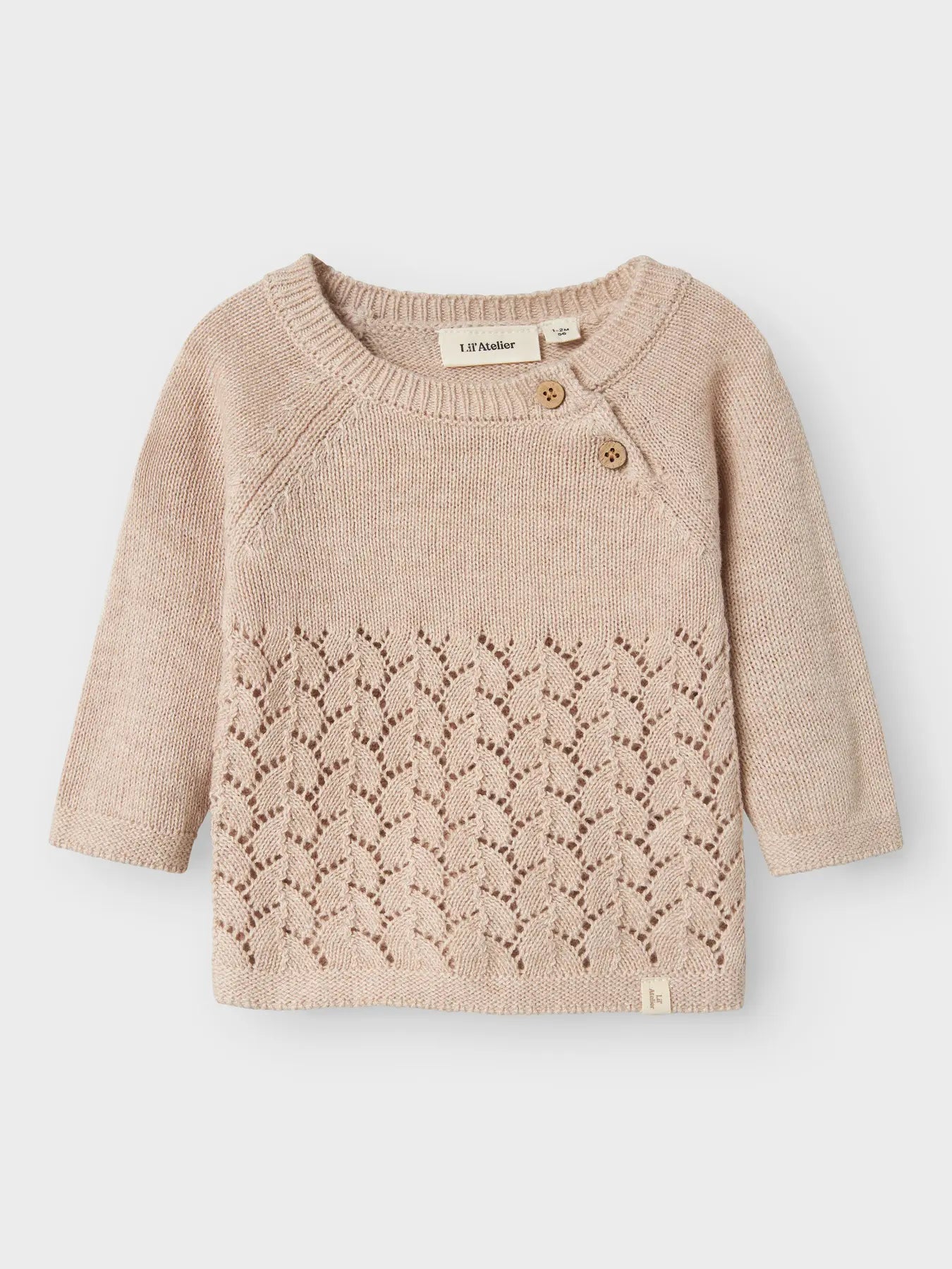 Beiger Baby-Strickpullover von Lil'Atelier mit Knöpfen – nachhaltig und exklusiv bei Bärechind in Winterthur, Zürich, Schweiz erhältlich.