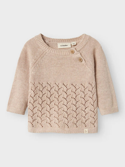 Beiger Baby-Strickpullover von Lil'Atelier mit Knöpfen – nachhaltig und exklusiv bei Bärechind in Winterthur, Zürich, Schweiz erhältlich.