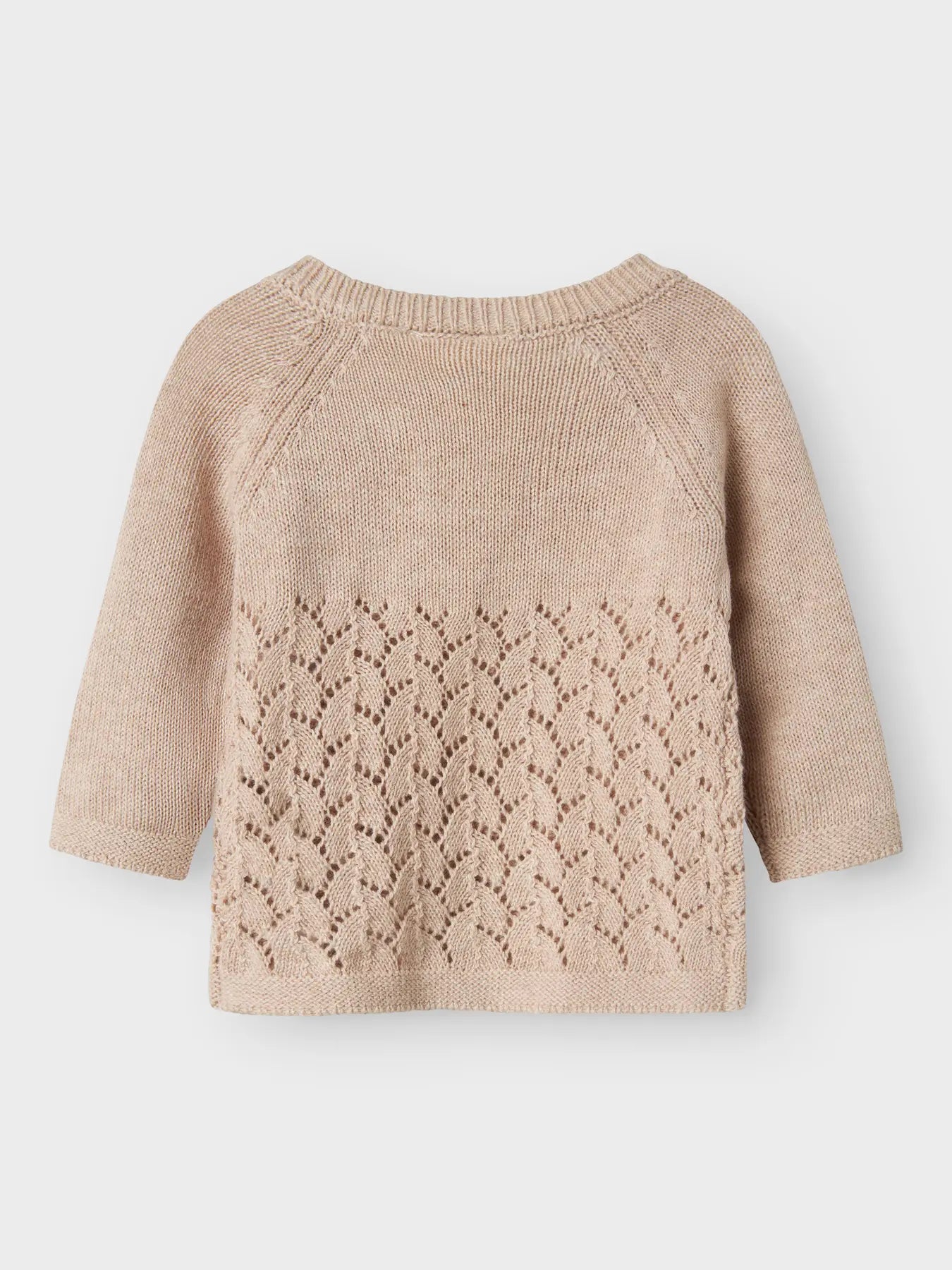 Rückseite des Lil'Atelier Strickpullovers aus Bio-Baumwolle mit Ajourmuster – erhältlich bei Bärechind in Winterthur, Zürich, Schweiz.