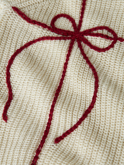 Bärechind Lil'Atelier Weihnachtspulli, Detailansicht der Geschenkschleife-Stickerei