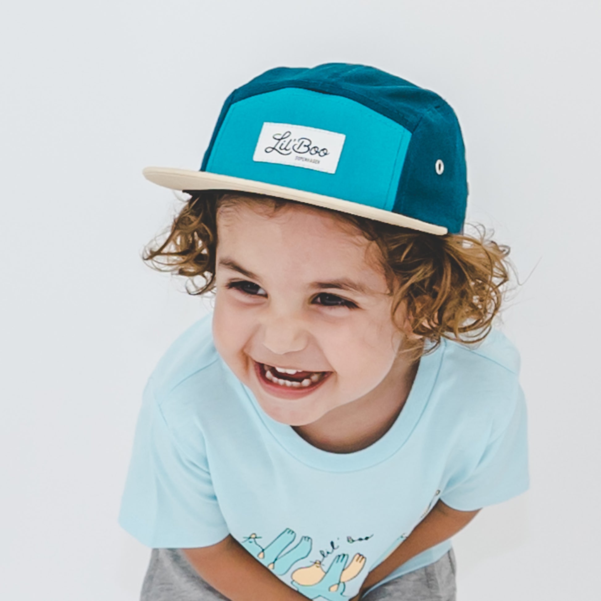 Kind trägt Lil Boo Kinder Cap Block Green Sommer Cap aus Bio Baumwolle