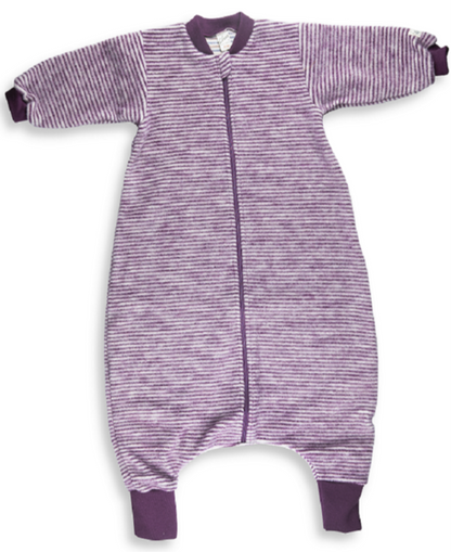 Lilano Schlafsack mit Füssen aus Wolle in Beere – wärmeregulierend & nachhaltig.