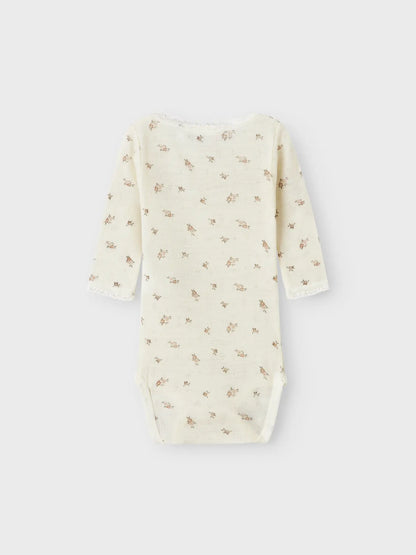 Die Rückansicht des Babybodys von Lil’Atelier mit feinem Blumenprint, erhältlich in Winterthur.