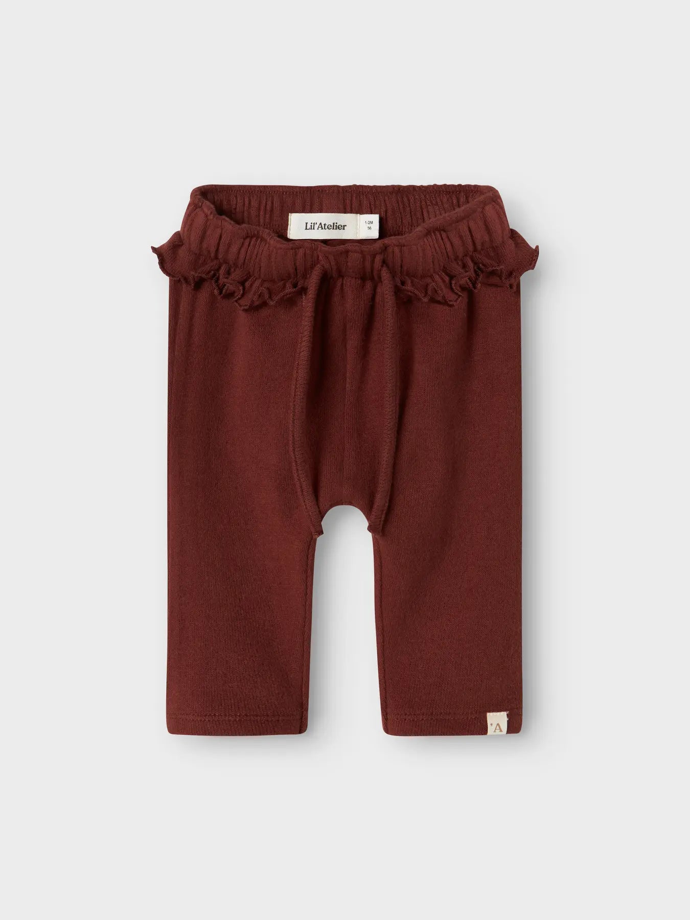 Bordeauxrote Babyhose aus dicker Baumwolle von Lil'Atelier mit Rüschendetail – exklusiv bei Bärechind in Winterthur, Zürich Schweiz.