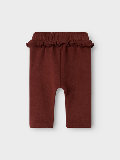 Rückseite der Babyhose aus Baumwolle in Bordeaux mit Rüsche von Lil'Atelier – bei Bärechind in Winterthur, Zürich Schweiz erhältlich.