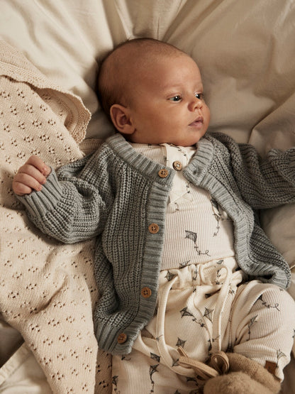 Baby trägt Lil’Atelier Hose aus Modal-Baumwolle mit Drachenmuster – erhältlich bei Bärechind in Winterthur, Zürich, Schweiz.