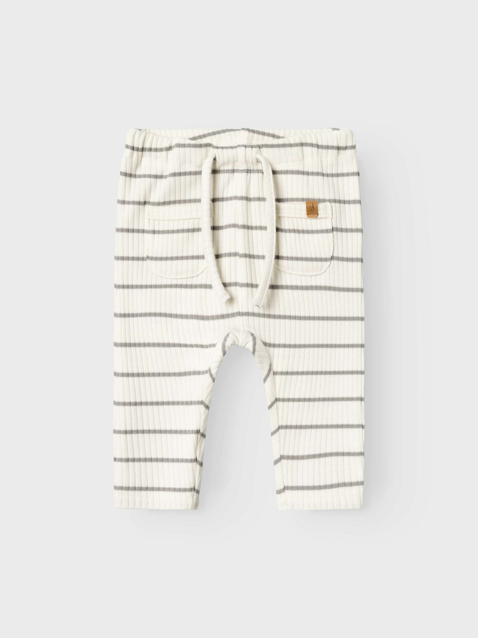 Vorderseite der gestreiften Lil’Atelier Hose aus Baumwolle – exklusiv bei Bärechind in Winterthur, Zürich, Schweiz.