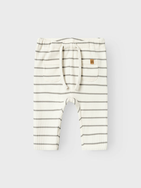 Vorderseite der gestreiften Lil’Atelier Hose aus Baumwolle – exklusiv bei Bärechind in Winterthur, Zürich, Schweiz.