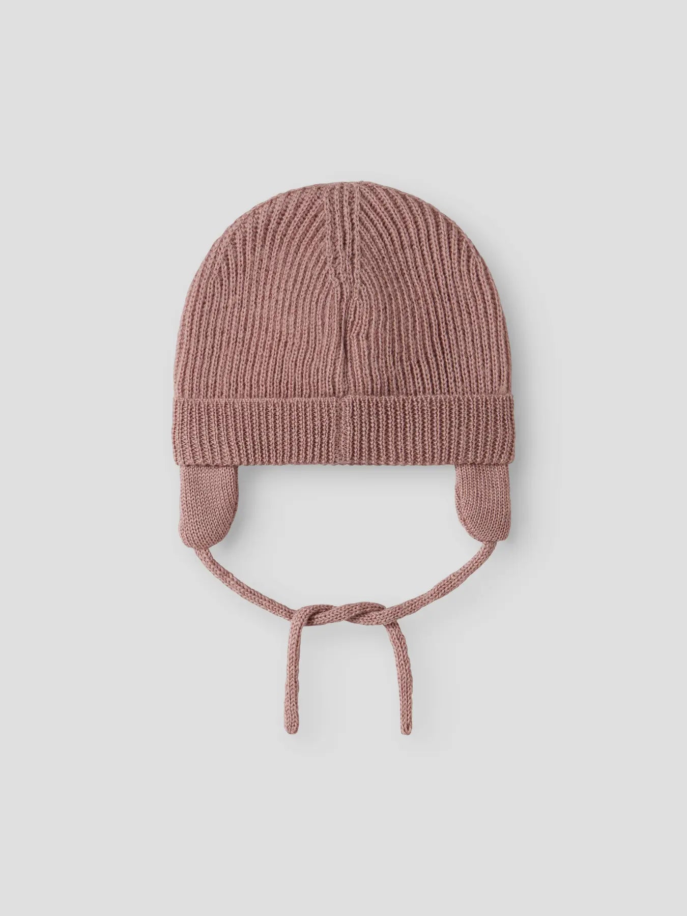 Rückansicht der gestrickten Babymütze aus 100 % Wolle – Lil’Atelier bei Bärechind Winterthur, Zürich, Schweiz.