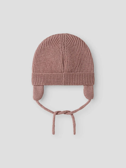 Rückansicht der gestrickten Babymütze aus 100 % Wolle – Lil’Atelier bei Bärechind Winterthur, Zürich, Schweiz.