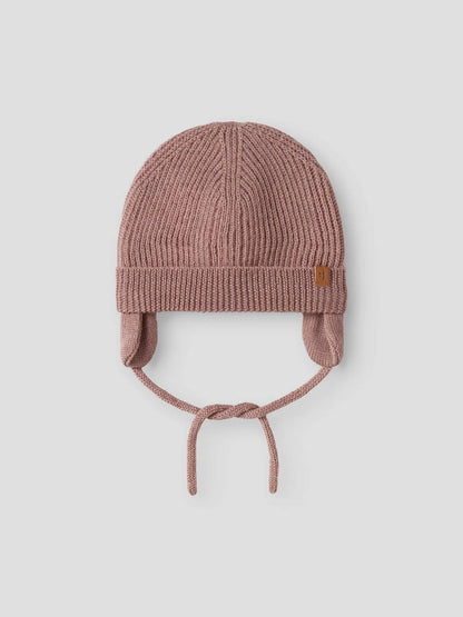 Vorderseite der rosa Wollmütze mit Bindeband von Lil’Atelier – Bärechind Winterthur, Zürich, Schweiz.