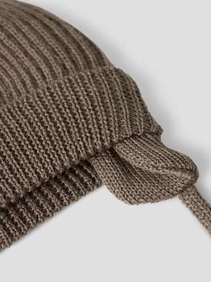Braune Babymütze mit Bindeband aus 100 % Wolle von Lil’Atelier – erhältlich bei Bärechind in Winterthur, Zürich, Schweiz.