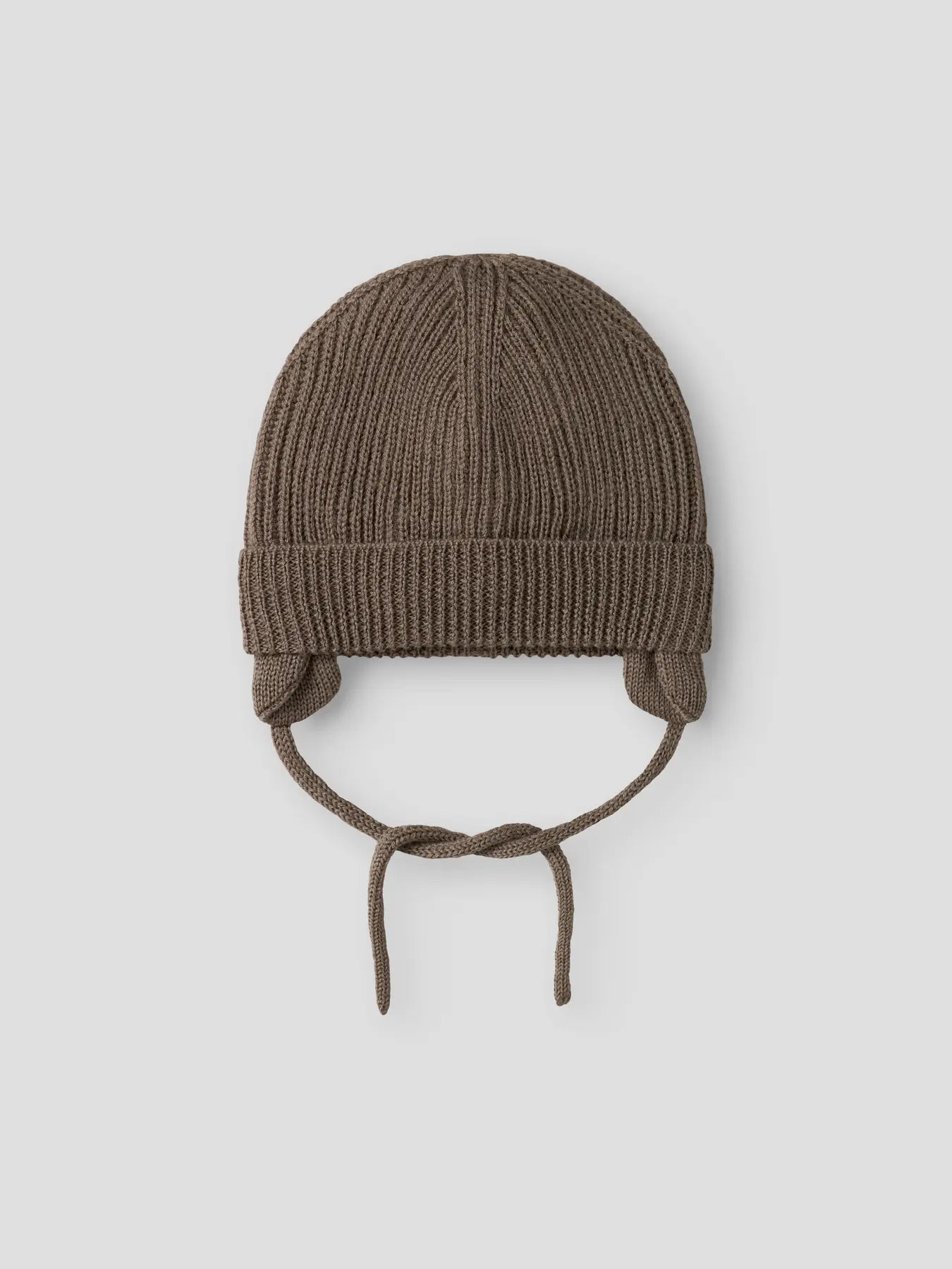 Braune Babymütze mit Bindeband aus 100 % Wolle von Lil’Atelier – erhältlich bei Bärechind in Winterthur, Zürich, Schweiz.